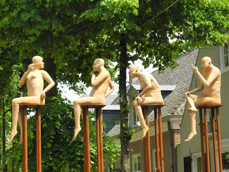 Kunstwerk van mensen die zitten in verschillende houdingen.